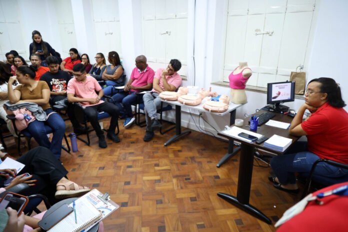 15_04_2026_Semge_Capacita_servidores_com_nocoes_de_primeiros_socorrospara_emergencias_Fot_Bruno_Concha-10-1024x683