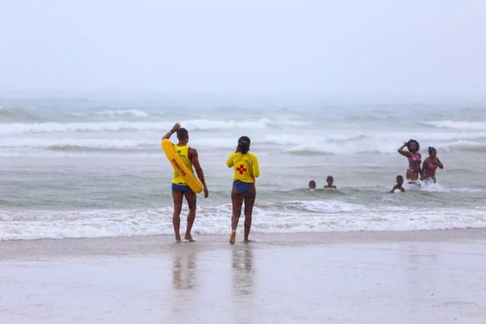 salvamar-alerta-para-o-risco-de-descargas-eletricas-na-praia-durante-chuvas-intensas-em-salvador--1991399
