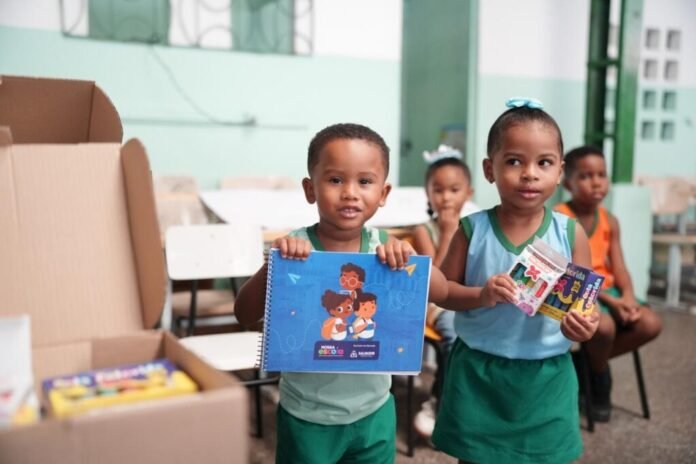 Entrega_de_kits_escolares-Foto_Betto_Jr-36-1024x682